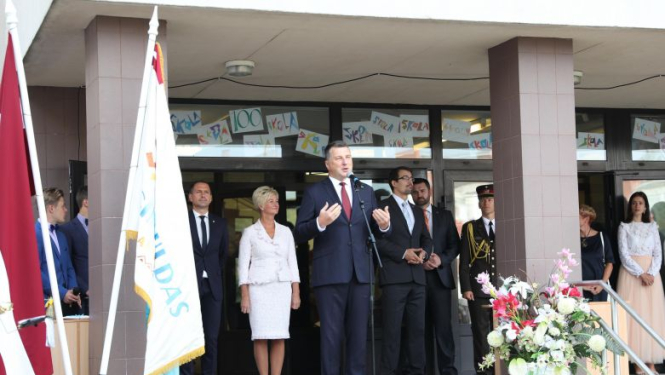 Valsts prezidents pirmajā skolas dienā sveic Siguldas Valsts ģimnāzijas skolēnus un skolotājus