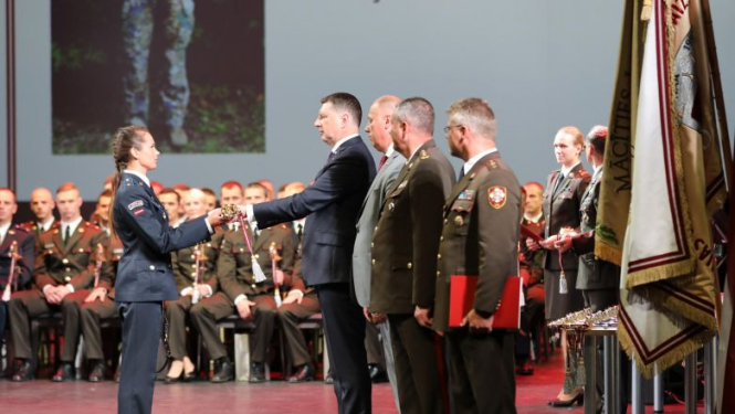 Valsts prezidents sveic Latvijas Nacionālās aizsardzības akadēmijas absolventus