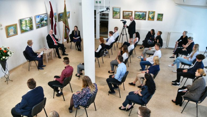 Valsts prezidents sarunā ar Bauskas 2. vidusskolas skolēniem: politika skolas gados sākas ar dalību skolēnu pašpārvaldēs un vēlmi uzlabot dažādus jautājumus