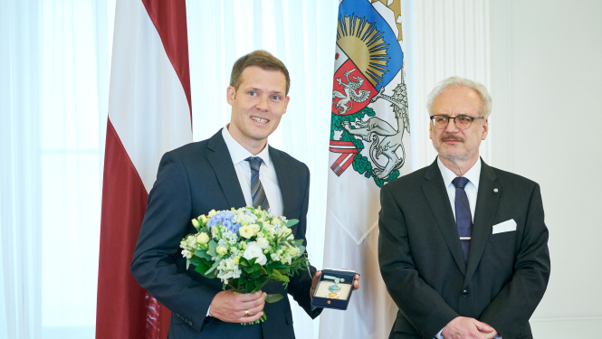 Valsts prezidents Egils Levits pasniedz Triju Zvaigžņu ordeni Arturam Sokolovam