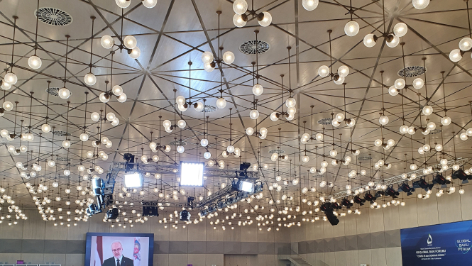 Baku foruma zāle, televizora ekrānā redzama Valsts prezidenta videouzruna