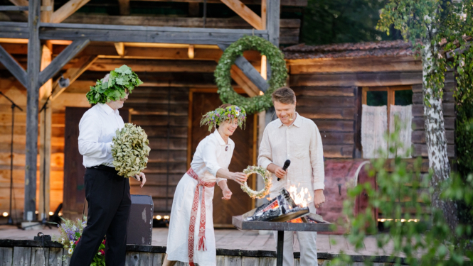 Egils Levits un Andra Levite dedzina pērnā gada vainagus ugunskurā