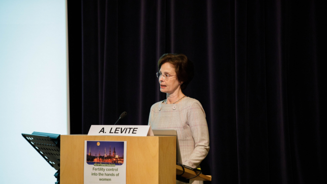 Andra Levite uzrunā klātesošos starptautiskās konferences “Auglības kontrole sievietes rokās” atklāšanā  2022. gada 9. septembrī