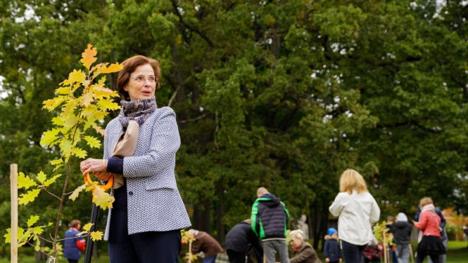 Andra Levite piedalās Laimes koku parka stādīšanā Smiltenes novada Trapenes pagastā 2022. gada 12. septembrī