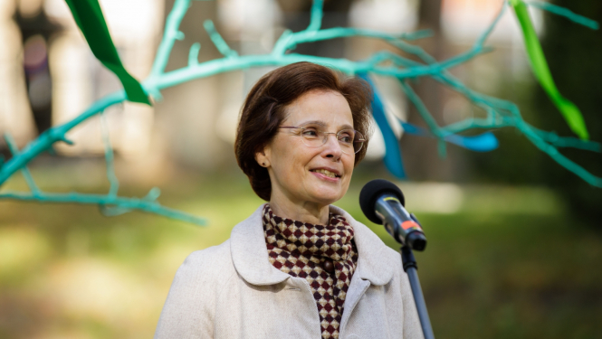 Andra Levite piedalās un uzrunā klātesošos Bērnu un jauniešu psihiskās veselības centra iekārtošanas labdarības kampaņas atklāšanas pasākumā 2022. gada 16. septembrī