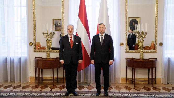 Valsts prezidents Egils Levits tiekas ar Polijas prezidentu Andžeju Dudu Varšavā 2022. gada 4. oktobrī