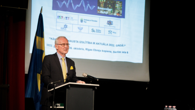 25.10.2022. Valsts prezidenta kancelejas vadītājs Andris Teikmanis uzrunā starptautiskās konferences-semināra “Kāpēc holokausta izglītība ir aktuāla 2022. gadā?” dalībniekus. Foto autors: Dāvis Doršs, Valsts prezidenta kanceleja.