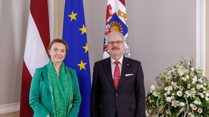 No kreisās: Eiropas Padomes ģenerālsekretāre Marija Pejčinoviča Buriča, Latvijas Valsts prezidents Egils Levits. Foto uzņemts Rīgas pils Ģērboņu zālē. Fonā Latvijas, Eiropas Savienības un Valsts prezidenta standarta karogi un ziedu kompozīcija. Foto autors: Dāvis Doršs, Valsts prezidenta kanceleja.