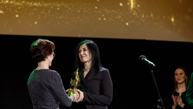 Andra Levite pasniedz balvu Ingai Losānei