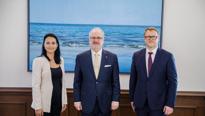 19.04.2023. No kreisās: RTU inovāciju prorektore Liene Briede, Valsts prezidents Egils Levits, RTU rektors Tālis Juhna.