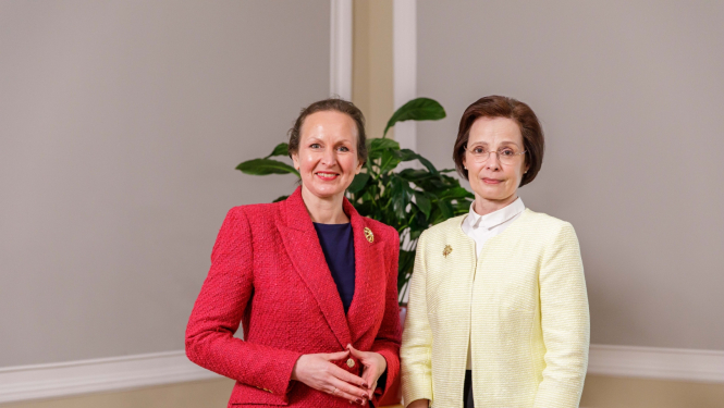 No kreisās: veselības ministre Līga Meņģelsone un Andra Levite Rīgas pils Ģerboņu zālē pirms tikšanās 2023. gaa 27. aprīlī. 