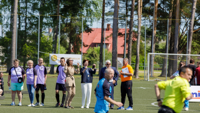 Andra Levite atbalsta futbola spēlē starptautiskā labdarības mini futbola turnīra “Seni Cup 2023” dalībniekus