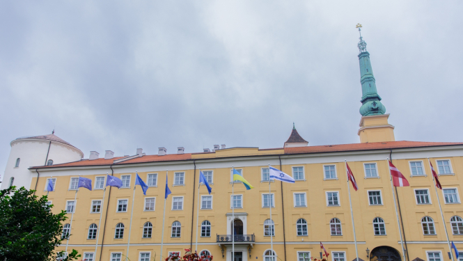 Mastā pie Rīgas pils pacelts Izraēlas karogs, paužot solidaritāti Izraēlai