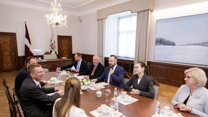 Sarunas dalībnieki ar galdu Valsts prezidenta kabinetā