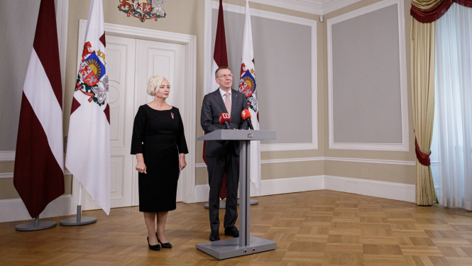 07.11.2023. Valsts prezidenta Edgara Rinkēviča un Saeimas priekšsēdētājas Daigas Mieriņas preses konference. Valsts prezidents stāv pie pults Ģerboņu zālē, pa labi no viņa D. Mieriņa.