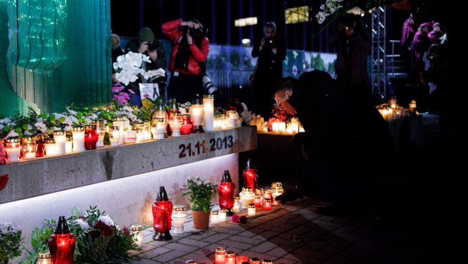 Valsts prezidents aizdedz sveci Zolitūdes traģēdijas piemiņas vietā