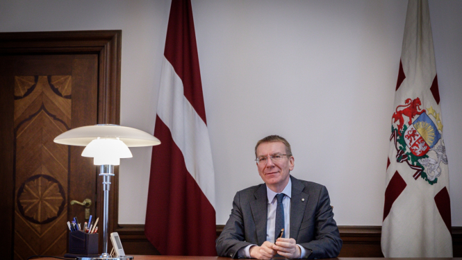 Valsts prezidents Edgars Rinkēvičs darba kabinetā pie galda