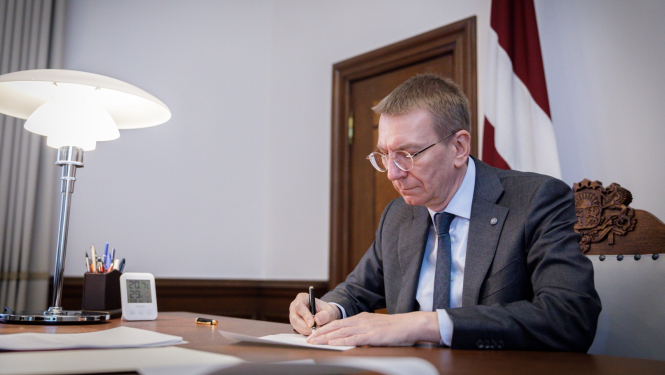 Edgars Rinkēvičs paraksta likumprojektus