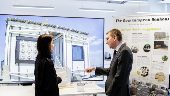 Valsts prezidents apskata laboratoriju