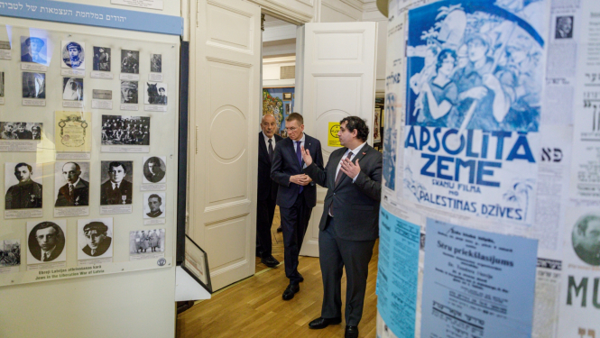 Valsts prezidents skatās ekspozīciju