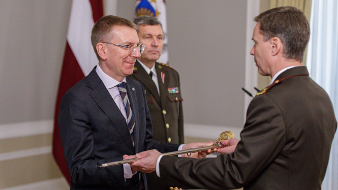 Valsts prezidents pasniedz zobenu