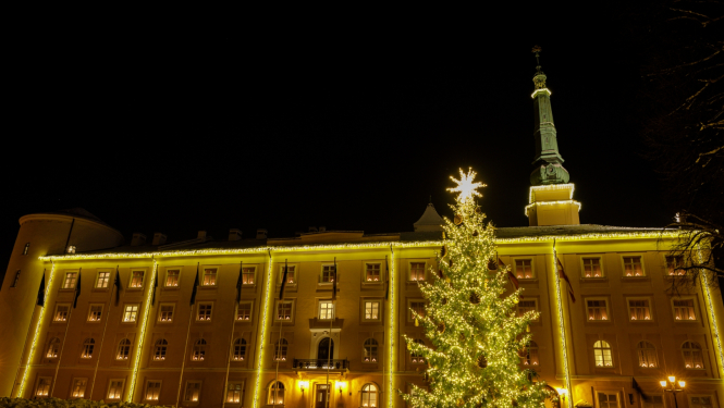06.12.2023. Pie Rīgas pils iedegta Ziemassvētku egle