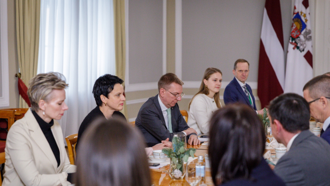 Sarunas dalībnieki sēž ap galdu Rīgas pils Ģerboņu zālē