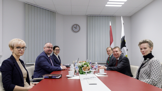 Sarunas dalībnieki ar galdu KNAB priekšnieka kabinetā