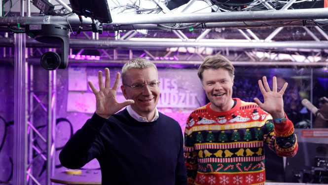 21.12.2023. Valsts prezidents Edgars Rinkēvičs un dīdžejs Toms Grēviņš labdarības maratona "Dod pieci" noslēgumā