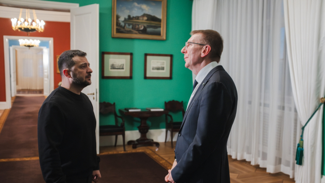 Valsts prezidents Edgars Rinkēvičs sarunājas ar Ukrainas prezidentu Volodimiru Zelenski Rīgas pils Zaļajā salonā.