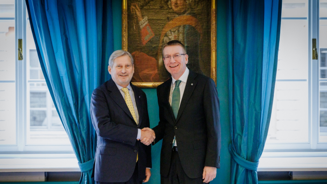 16.02.2024. Valsts prezidenta Edgara Rinkēviča tikšanās ar Eiropas Komisijas budžeta un administrācijas komisāru Johannesu Hānu (Mr Johannes Hahn) Minhenes drošības konferencē