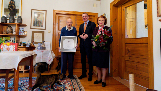 Valsts prezidents pasniedz Cildinājuma rakstu Imantam Freibergam