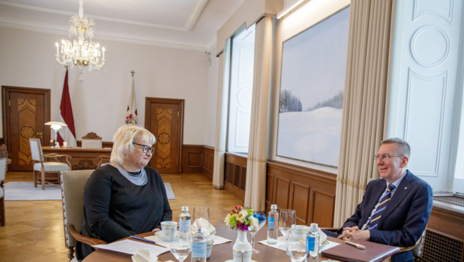 10.05.2024. Valsts prezidenta Edgara Rinkēviča tikšanās ar Saeimas Izglītības, kultūras un zinātnes komisijas priekšsēdētāju Agitu Zariņu-Stūri