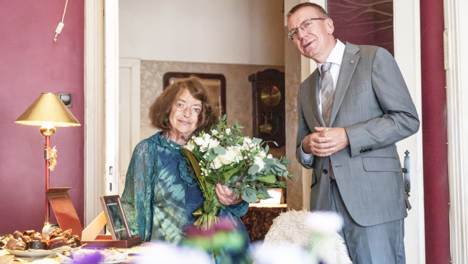 16.09.2024. Valsts prezidents Edgars Rinkēvičs sveic mākslinieci Edīti Pauls-Vīgneri