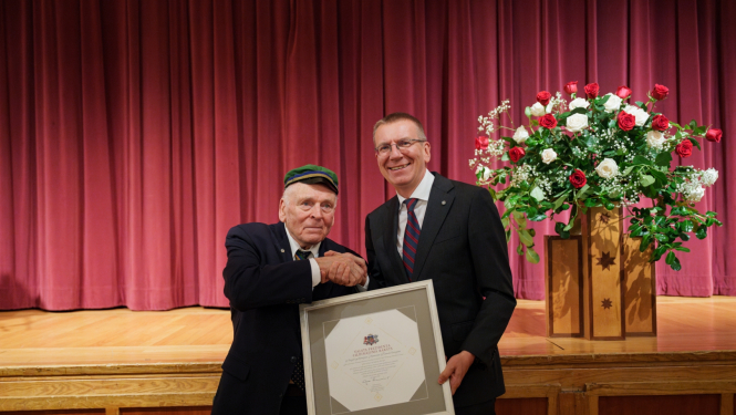 20.09.2024. Valsts prezidents pasniedz Cildinājuma rakstu Ilmāram Krastam