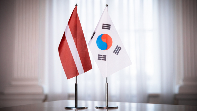 Latvijas Republikas un Korejas Republikas karogi