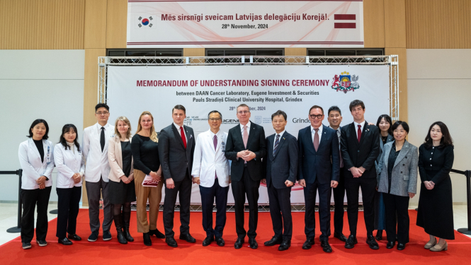 Valsts prezidents Edgars Rinkēvičs darba vizītes laikā Korejas Republikas galvaspilsētā Seulā apmeklē Yonsei Severance slimnīcas onkoloģijas izpētes laboratoriju Daan Cancer Lab