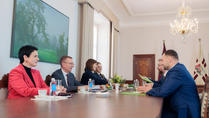23.04.2025. Valsts prezidenta Edgara Rinkēviča tikšanās ar labklājības ministru Reini Uzulnieku
