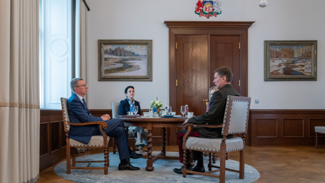 Valsts prezidenta Edgara Rinkēviča tikšanās ar Nacionālo bruņoto spēku komandieri ģenerālmajoru Kasparu Pudānu