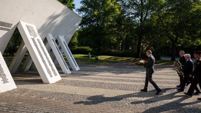 Valsts prezidents Edgars Rinkēvičs noliek ziedus pie Holokausta upuru piemiņas memoriāla