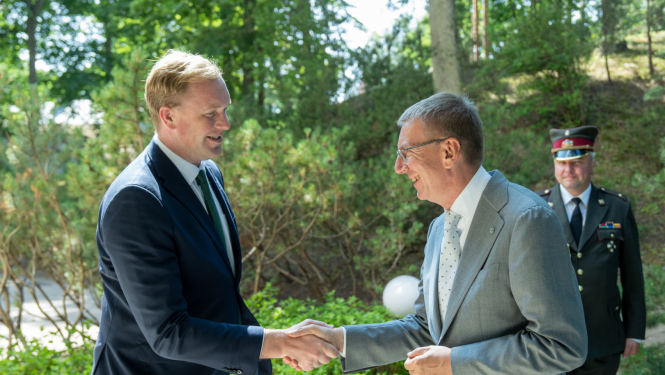 Valsts prezidents Edgars Rinkēvičs Jūrmalas rezidencē tiekas ar ekonomikas ministru Viktoru Valaini