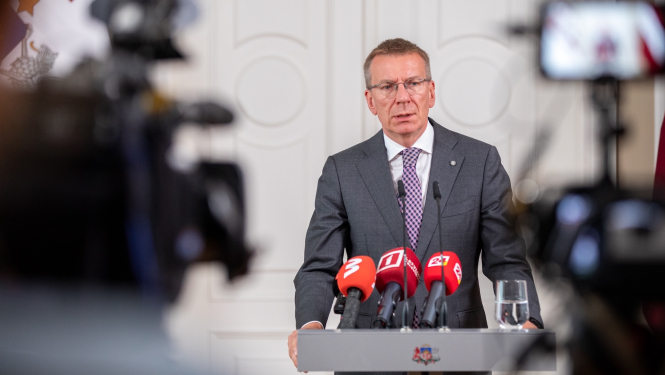 Valsts prezidents pie pults sniedz komentāru medijiem