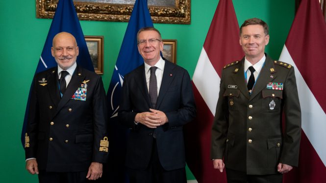 Valsts prezidents Edgars Rinkēvičs Rīgas pilī tikās ar NATO Militārās komitejas priekšsēdētāju admirāli Džuzepi Kavo Dragoni 