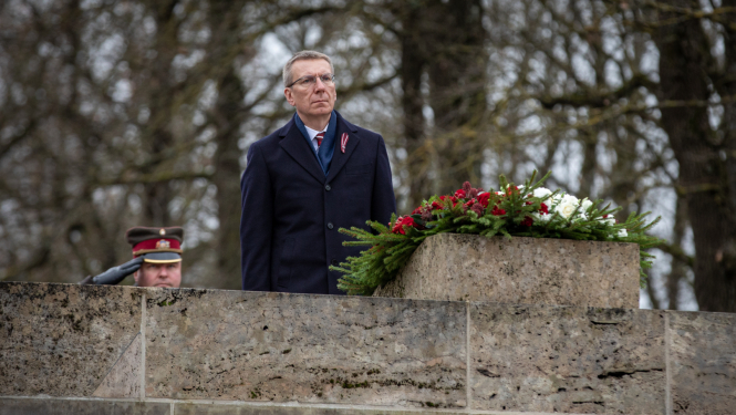 11.11.2025. Valsts prezidenta Edgara Rinkēviča dalība svinīgajā vainagu nolikšanas ceremonijā ceremonijā Rīgas Brāļu kapos, godinot Latvijas Brīvības cīn