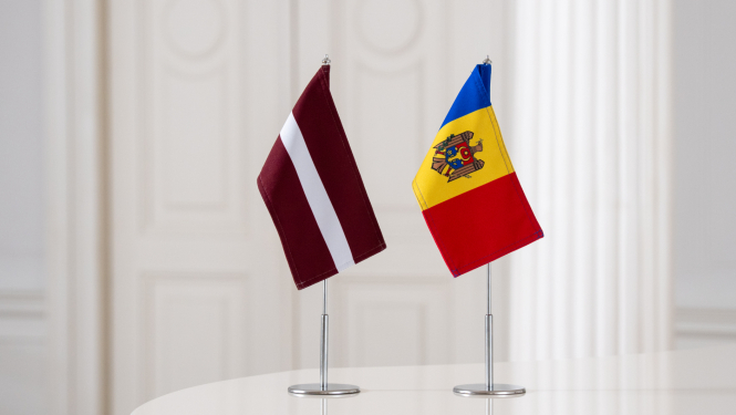 Latvijas un Moldovas karodziņi
