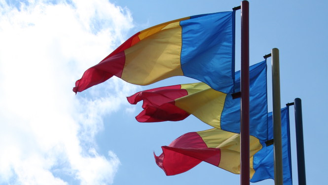Trīs Rumānijas karogi plīvo mastos
