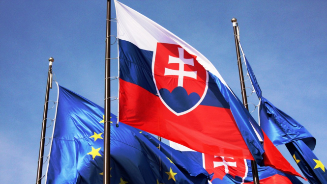 Slovākijas un ES karogs