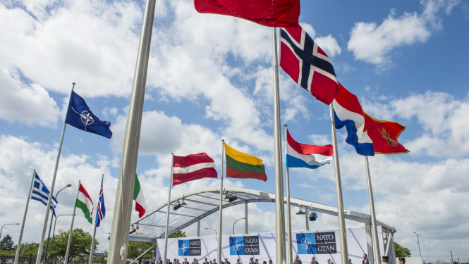 NATO dalībvalstu karogi