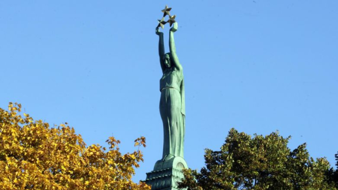 Valsts prezidents Brīvības pieminekļa atklāšanā pēc rekonstrukcijas aicina ikvienu celt pieminekli Latvijai ar savu darbu un zināšanām