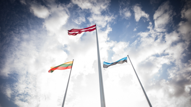 Baltijas valstu karogi Rīgas pils Svētā Gara tornī